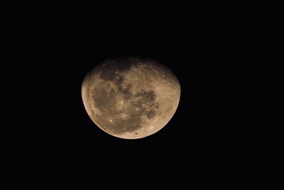 漆黑夜空中的满月
